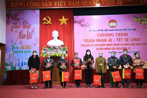 Đồng chí Nguyễn Lan Hương – UVTV Thành ủy, Chủ tịch Ủy ban MTTQ Việt Nam TP tặng quà cho các người nghèo có hoàn cảnh khó khăn do ảnh hưởng dịch bệnh Covid tại chương trình “Xuân nhân ái - Tết sẻ chia” năm 2022 (24/1)