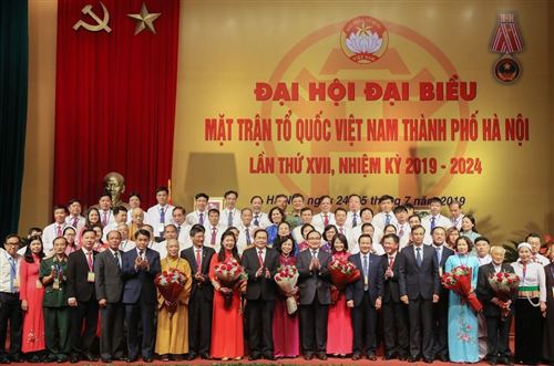 Bí thư Thành ủy Hà Nội Hoàng Trung Hải, Chủ tịch Trần Thanh Mẫn chụp ảnh cùng Ủy viên Ủy ban MTTQ Việt Nam thành phố Hà Nội nhiệm kỳ 2019 - 2024.