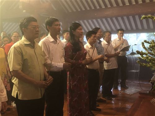 Đoàn đại biểu Ủy ban MTTQ Việt Nam TP dâng hương tưởng nhớ Chủ tịch Hồ Chí Minh tại đền thờ Bác