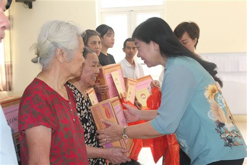 Lãnh đạo Uỷ ban MTTQ Việt Nam TP Hà Nội thăm động viên các gia đình bị ảnh hưởng bởi mưa lũ