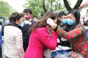 100% hộ nghèo ở Hà Nội được hỗ trợ khẩu trang, nước sát khuẩn