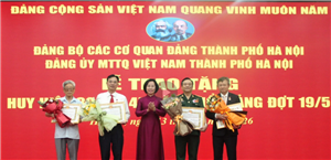 Đảng bộ MTTQ thành phố Hà Nội trao Huy hiệu Đảng