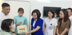 Hà Nội tặng quà cho bệnh nhân nhi
