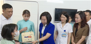 Hà Nội tặng quà cho bệnh nhân nhi